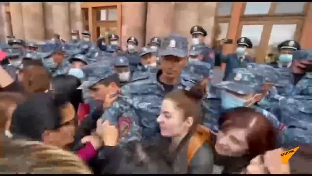 Акция протеста в Ереване: между активистками и силовиками произошла потасовка - ВИДЕО