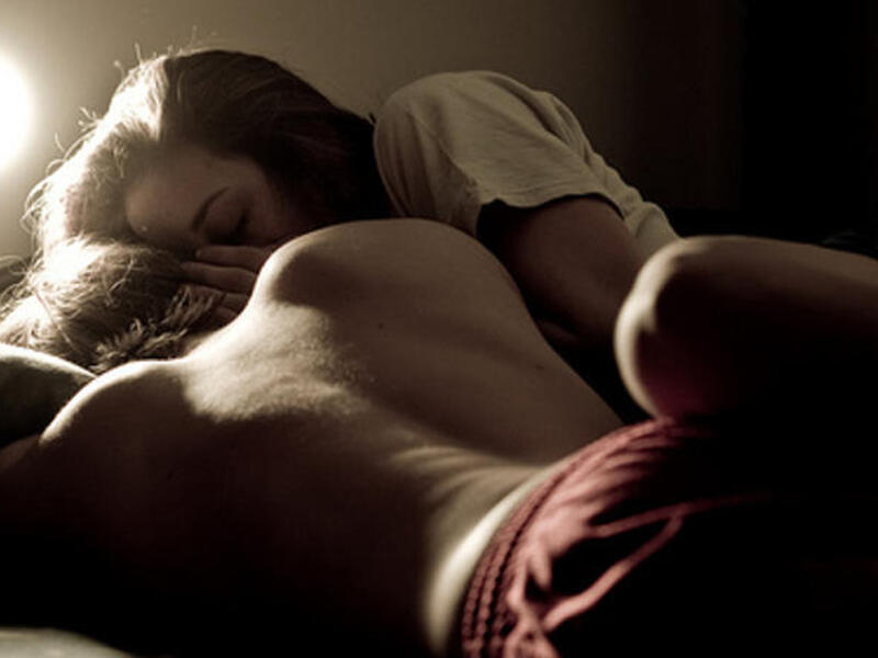 Məşhur yazıçı arvadını yataqda gənc oğlanla SEVİŞƏRKƏN TUTDU: 15 illik xəyanət üzə çıxdı - FOTO