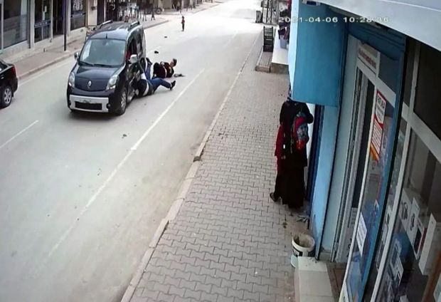 Telefon almaq bəhanəsi ilə görüşdüyü adamları qarət etdi – ANBAAN VİDEO