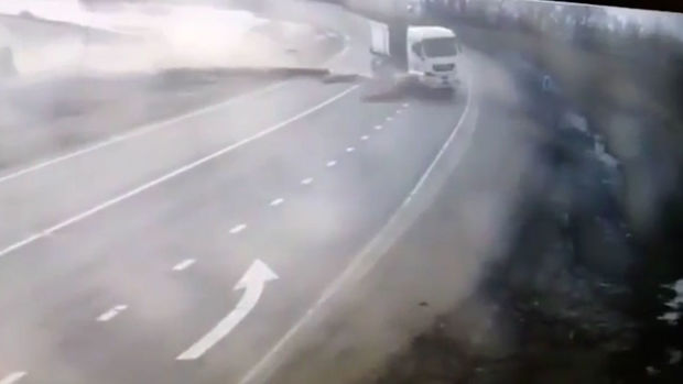 Taxta-şalban materialları yola töküldü: Ağır qəza baş verdi - VİDEO