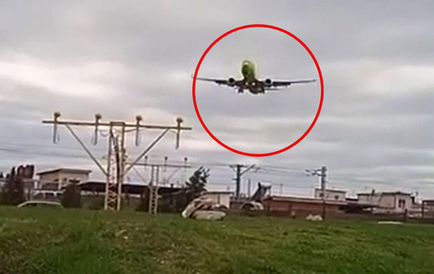 Rusiyada təyyarə qəzadan son anda xilas oldu - VİDEO