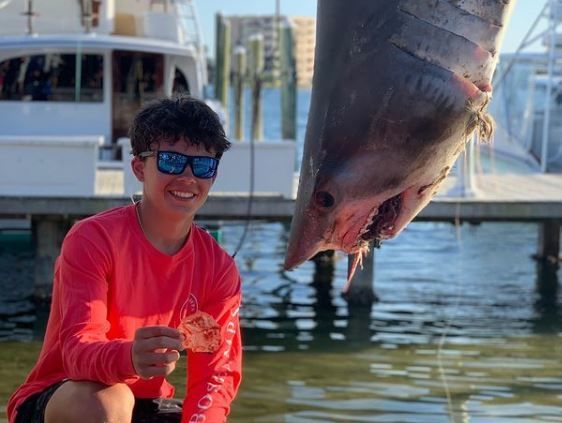 Yeniyetmə özündən böyük köpək balığı tutdu – FOTO/VİDEO