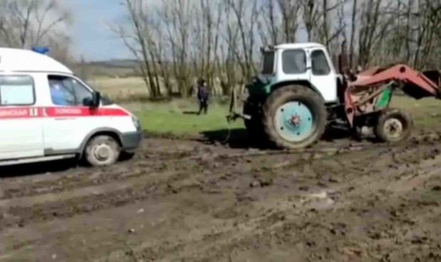 Rusiyada xəstə palçıqda batmış təcili yardım maşınında öldü – VİDEO