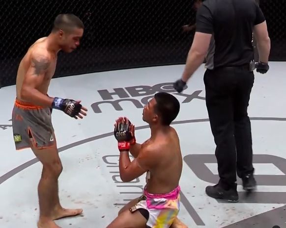 İdmançı rəqibini al-qana qərq etdi, sonra qarşısında diz çökdü - VİDEO