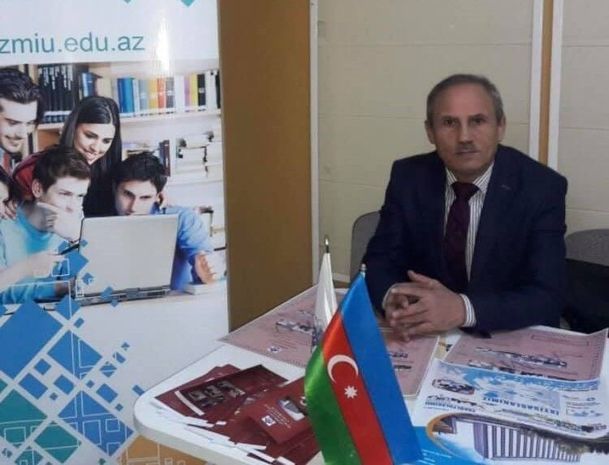 В Баку преподаватель вуза скончался во время урока