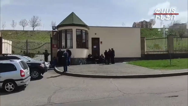 Ermənistanda əsgər valideynləri Müdafiə Nazirliyini blokadaya alıblar - VİDEO