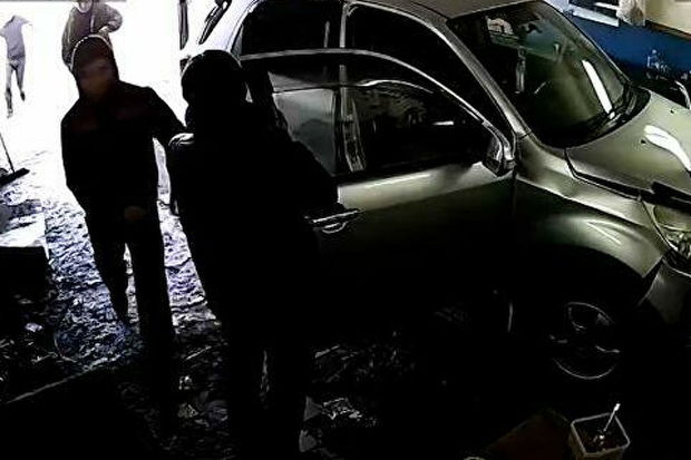 Qadın sürücü əyləclə qazı səhv saldı, təmirxana işçisini öldürdü - VİDEO