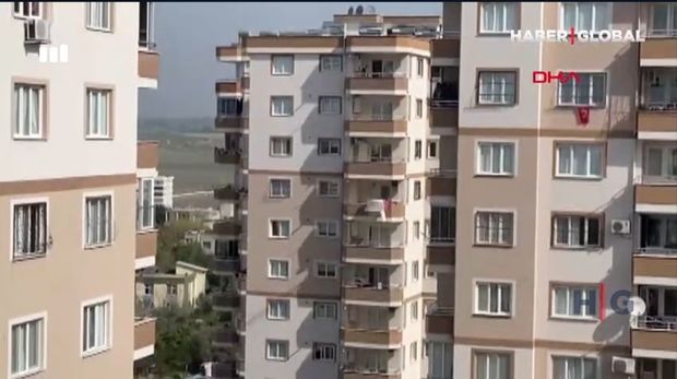 Kişi evdə olan bütün əşyaları doqquzuncu mərtəbədən həyətə atdı - VİDEO