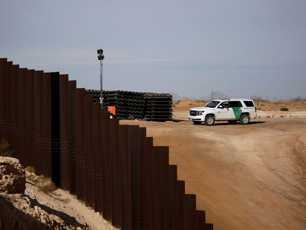 Байден продолжил строить стену Трампа и нарвался на критику