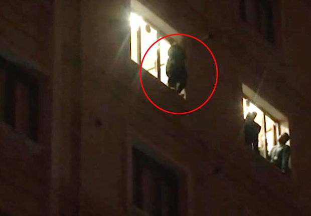 Gənc qadın insanların gözü qarşısında özünü beşinci mərtəbədən atdı - VİDEO