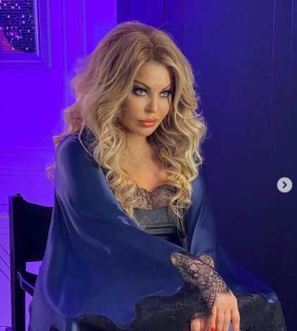 Aygün Kazımovanın LÜKS avtomobili və SƏRVƏT DƏYƏRİNDƏ geyimi - FOTO