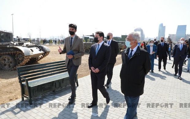 Beynəlxalq konfransın iştirakçıları Bakıda Hərbi Qənimətlər Parkında olublar - FOTO