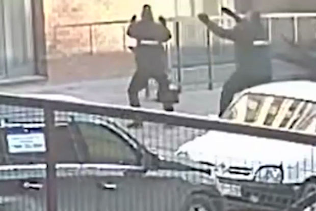 Təcavüzdən qurtulmaq üçün özünü pəncərədən atan qızı polislər tutdu - VİDEO