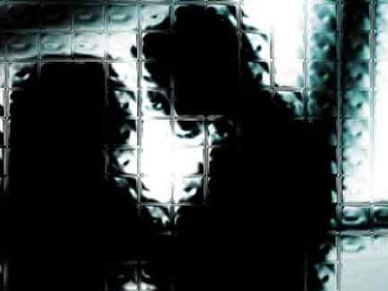 Qız doğma atasını intim münasibətə razı saldı, hər ikisi həbs olundu