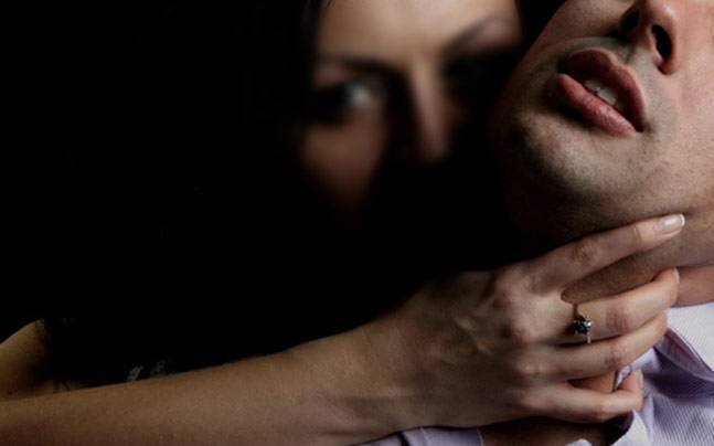 Azərbaycanda ŞOK! İki qadın birləşib kişiyə TƏCAVÜZ ETDİLƏR- VİDEO