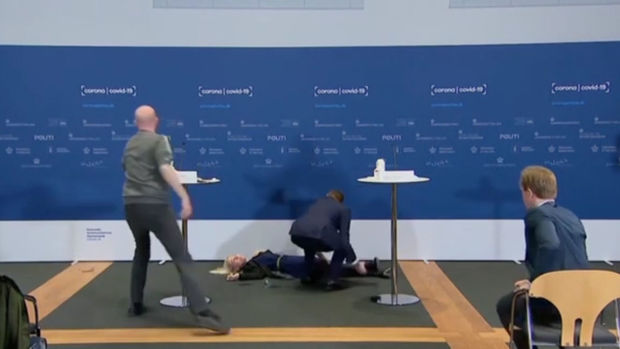 Danimarkalı məmur mətbuat konfransı zamanı huşunu itirdi – VİDEO