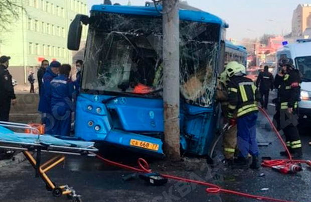 Sürücü infarkt keçirdi, sərnişinlə dolu avtobus dirəyə çırpıldı – ANBAAN VİDEO