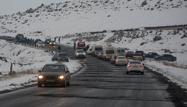 Ermənistanda sürücü avtomobillə hərbçilərin üzərindən keçdi: Ölənlər və yaralılar var