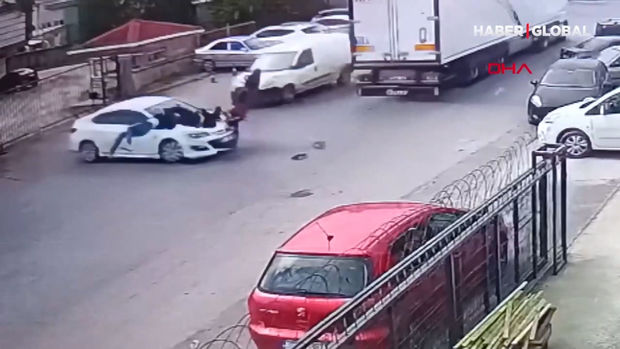 İstanbulda dəhşətli motosiklet qəzası: İki nəfər zərbənin gücündən bir neçə metr kənara uçdu - ANBAAN VİDEO