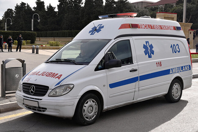 Azərbaycanda DƏHŞƏT: Qadın bacısını bıçaqladı