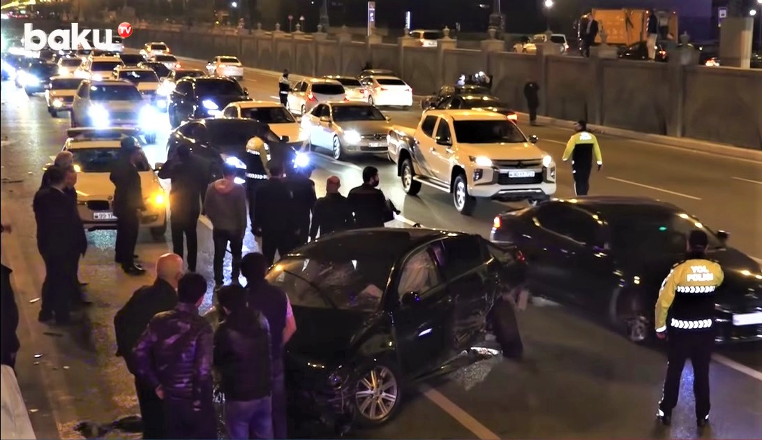 Bakıda gecə 4 avtomobilin toqquşduğu ağır qəzadan görüntülər - VİDEO