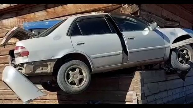 Avtomobil evin divarından keçdi: İki uşaq yaralandı – VİDEO