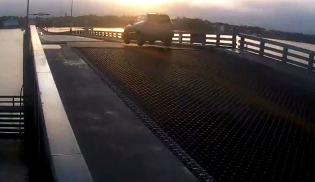 Avtomobili ilə açılan körpüdən tullandı - VİDEO