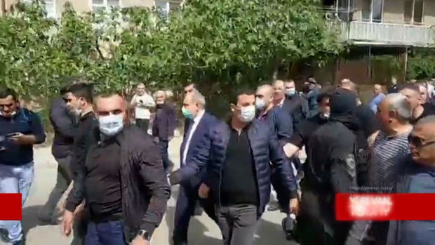 Paşinyan öz xalqı ilə söz güləşdirdi: “Ara, kapitulyant özünüzsünüz!” - VİDEO