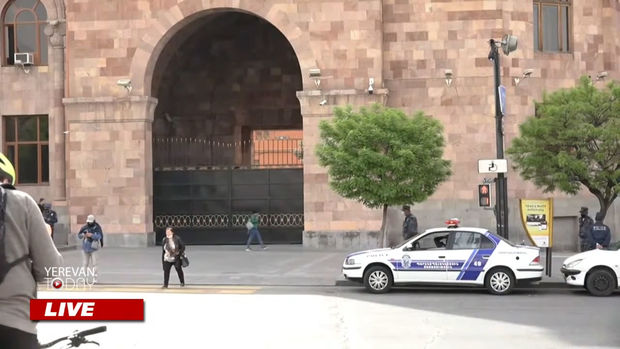 Полиция задерживает приковавшихся к дверям кабмина Армении оппозиционеров - ВИДЕО