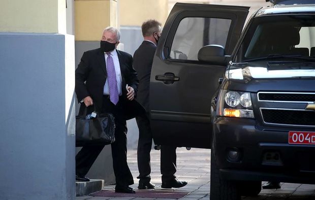 ABŞ-ın Moskvadakı səfiri çamadanlarla iqamətgahından ayrıldı