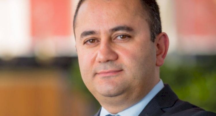 Nazir müşaviri ictimai qınaqdan qorxdu – Statusunu sildi