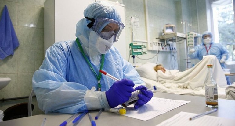 Tanınmış aparıcı koronavirusa qalib gəldi - FOTO