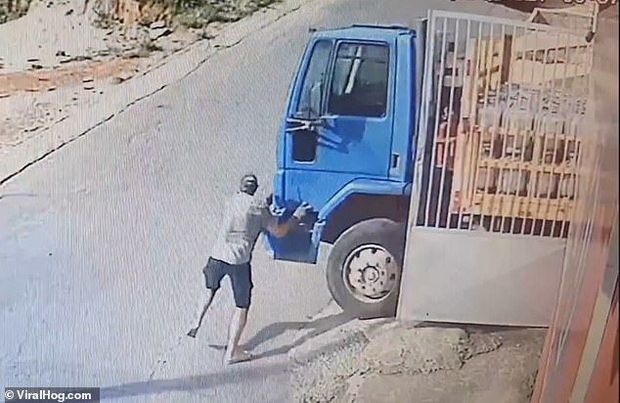 Yük maşınının sürücüsündən cəsur hərəkət: Həyatını təhlükəyə ataraq faciənin qarşısını aldı - VİDEO