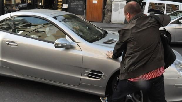 Ədavəti olduğu şəxsin avtomobilini dəmir dəyənəklə yararsız hala saldı - VİDEO