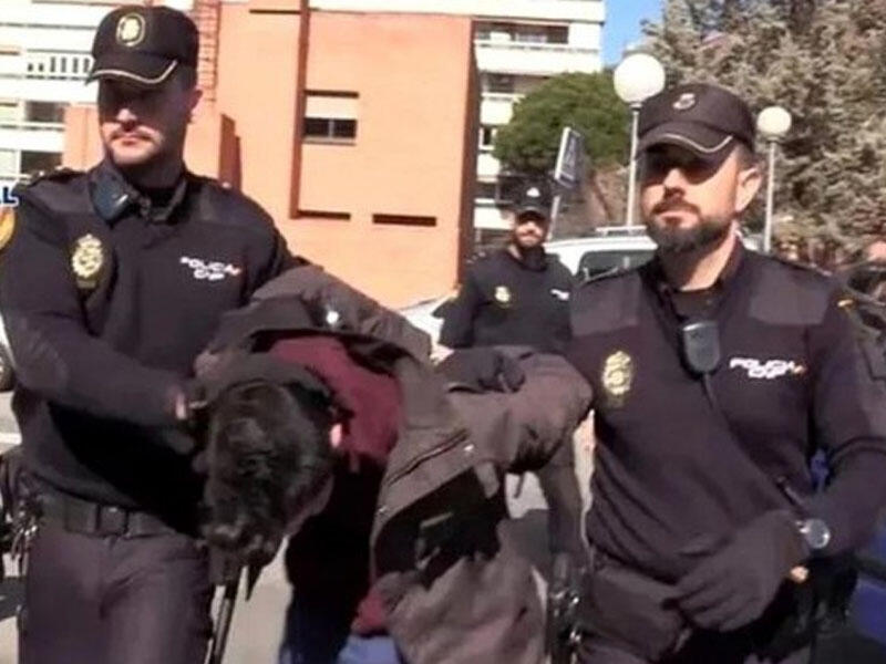 Anasını öldürüb, cəsədini itinə yedizdirdi