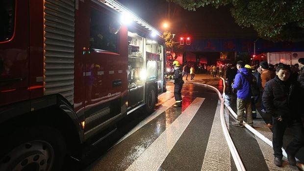 В Шанхае восемь человек погибли при пожаре на промышленном объекте