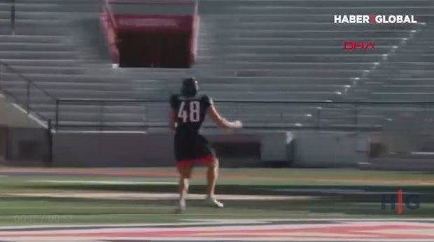 Helikopterdən atılan topu tutmaqla rekorda imza atdı – VİDEO