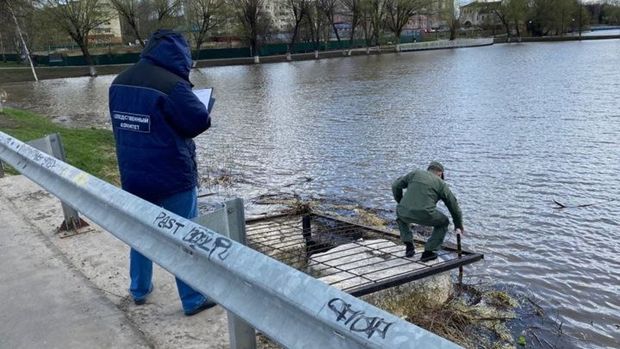 В России школьница погибла в сточной канаве, пытаясь вытащить рюкзак