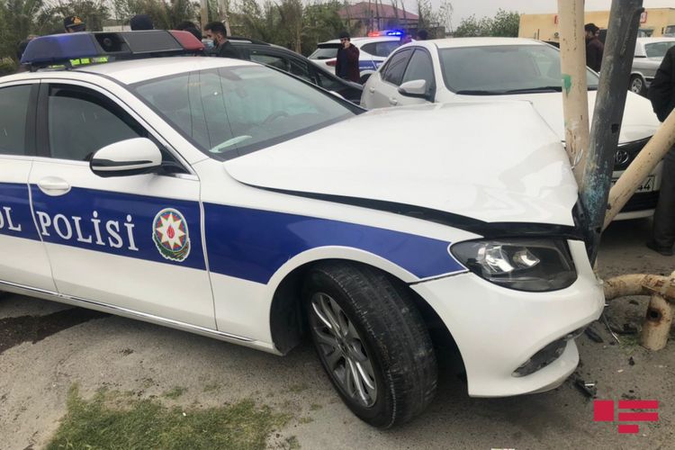 YPX avtomobili qəzaya düşüb, polis əməkdaşı xəsarət alıb - FOTO