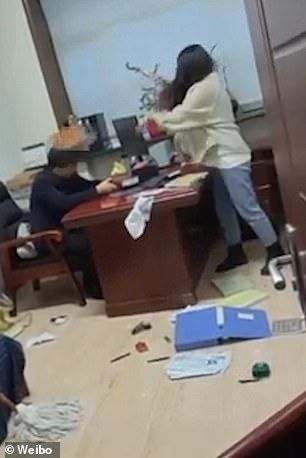 Əxlaqsız təklifinə görə müdirini döşəməsilənlə döydü – VİDEO