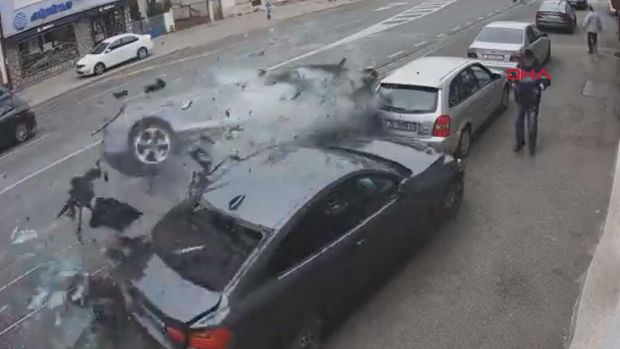 Aşan avtomobil yol kənarında olan digər nəqliyyat vasitələrini də yararsız hala saldı - VİDEO