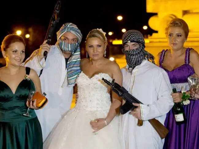 Gəlinin üstünə iylənmiş yemək töküb küçədə gəzdirirlər - Bu ölkədə toy adətidir