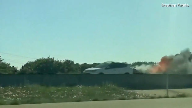 Yolda qalan avtomobildə güclü partlayış - VİDEO