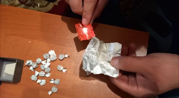 Gəncədə narkotacir və müştərisi saxlanıldı - FOTO/VİDEO