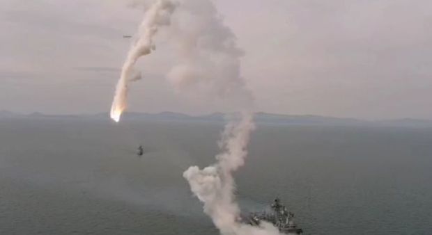 Rusiyada uğursuz hərbi sınaq: Raket buraxıldığı gəminin yanına düşdü - VİDEO