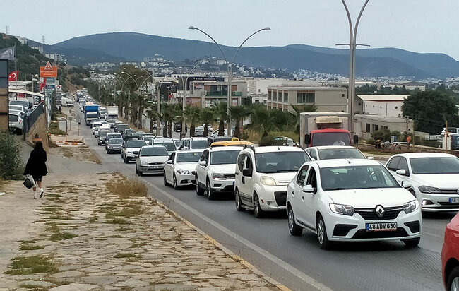 Türkiyədə tam qapanma oldu, minlərlə insan Bodruma axın etdi