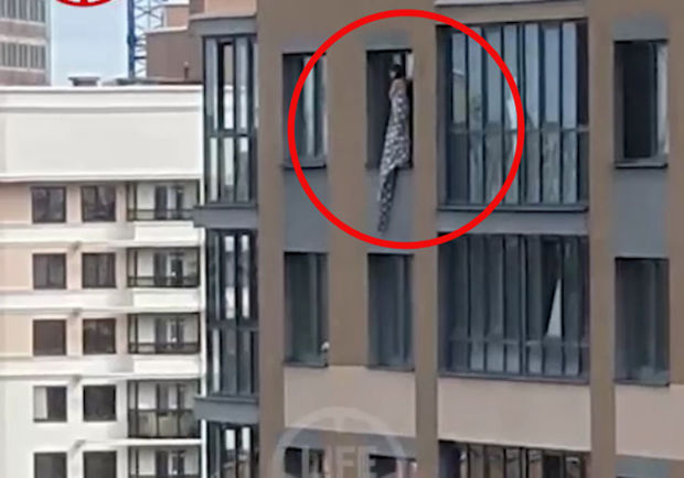 11 yaşlı uşaq yanğınsöndürənləri 17-ci mərtəbədə asılı qalaraq gözlədi - VİDEO