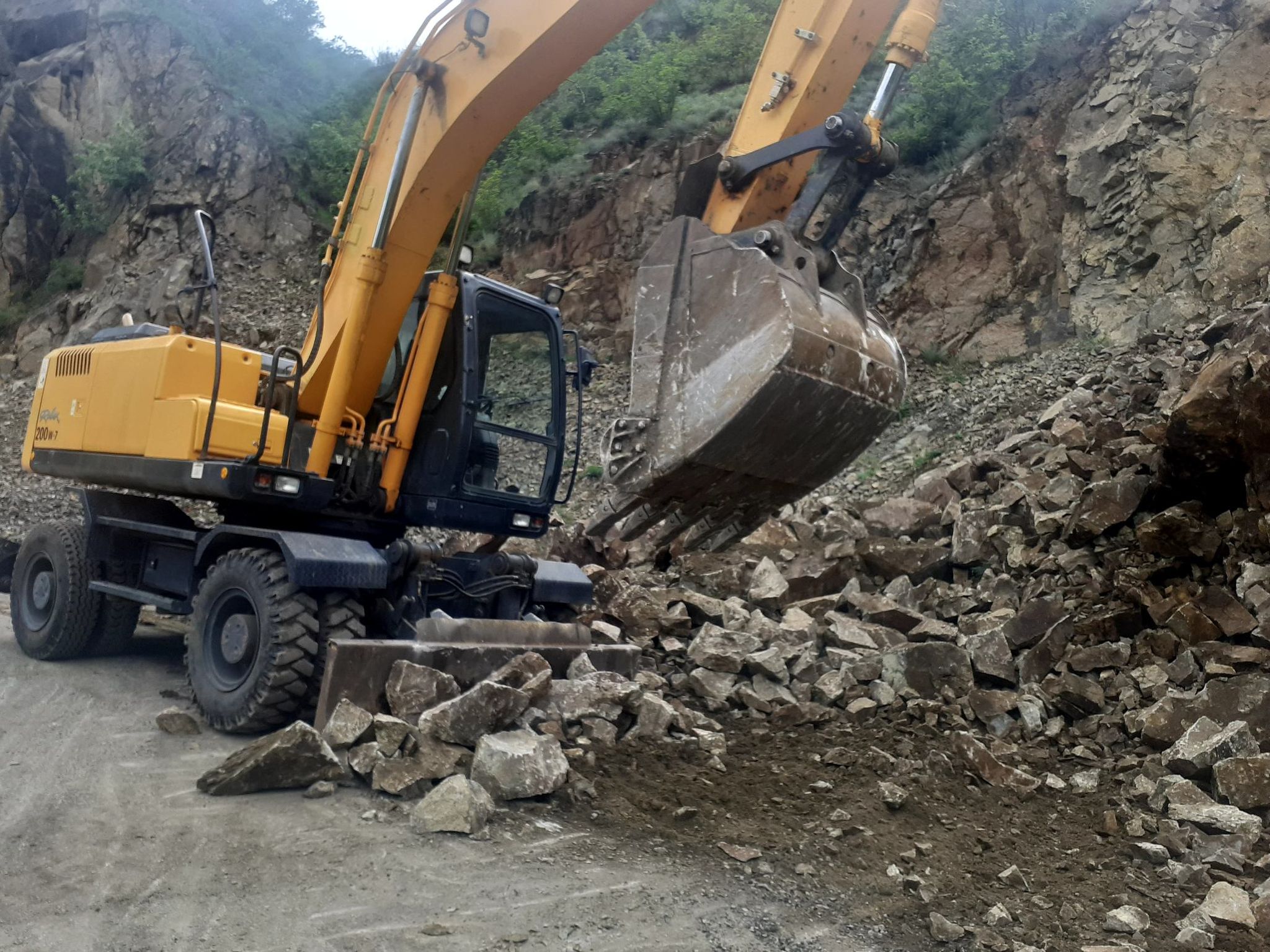 Sel suları Daşkəsəndə problemlərə yol açdı,əsas avtomobil yolunda hərəkət məhdudlaşdırıldı- FOTO