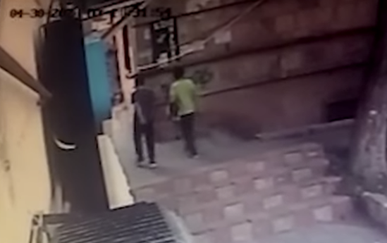 Bakıda yeniyetmənin başına daş düşməsinin anbaan VİDEOSU