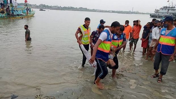 В Бангладеш лодка столкнулась с баржей, есть погибшие - ФОТО